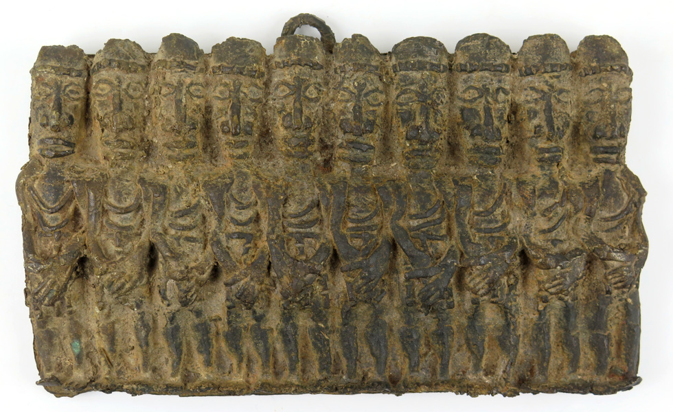 Relief, brons, 1900-talets 1 hälft eller mitt, möjligen Benin, dekor av stående personer (krigsfångar ?), _5298a_8d8a0f256323c0c_lg.jpeg