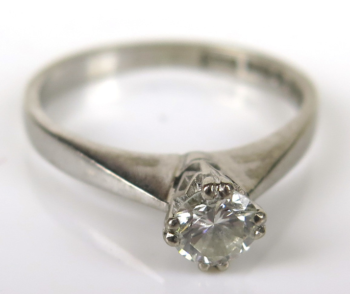 Ring, 18 karat vitguld med 1 briljantslipad diamant om 0,38 carat enligt gravyr, vikt 2,9 gram,_5557a_8d8a2b564830d46_lg.jpeg