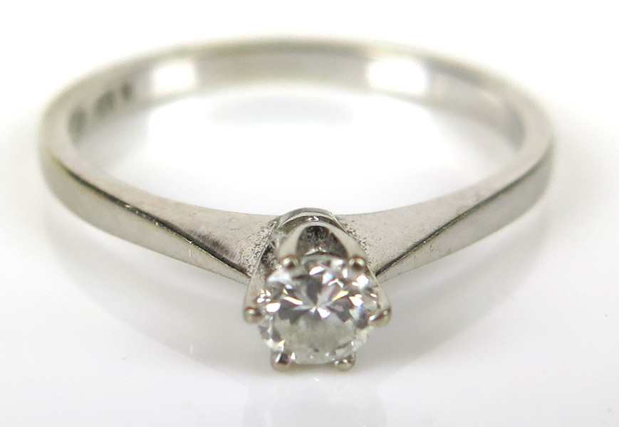 Ring, 18 karat vitguld med 1 briljantslipad diamant om 0,19 carat enligt gravyr_5558a_8d8a2b578974cba_lg.jpeg