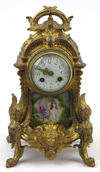 Bordsur, förgylld metall, Louis XIV-stil, Frankrike, 1800-talets slut, infattad glasplatta med polykrom dekor av  romanticerande par, _5596a_lg.jpeg