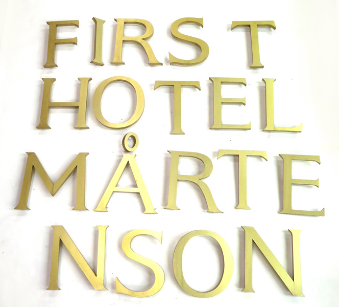 Parti fasadbokstäver, guldfärgad aluminium, "First Hotel Mårtenson"_5619a_lg.jpeg