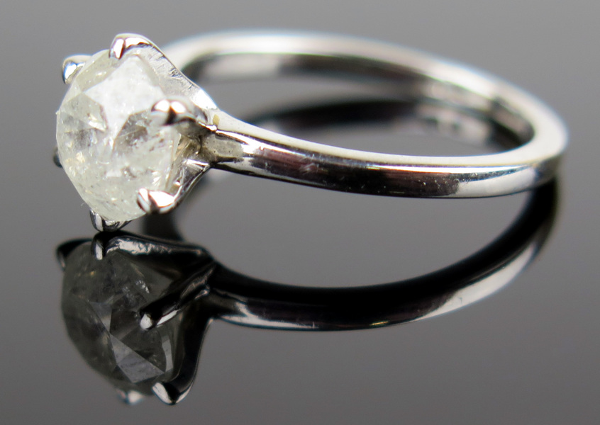 Ring, 14 karat vitguld med 1 briljantslipad diamant om 1,59 carat picqué_5853a_8d8bd5f2eb777d7_lg.jpeg