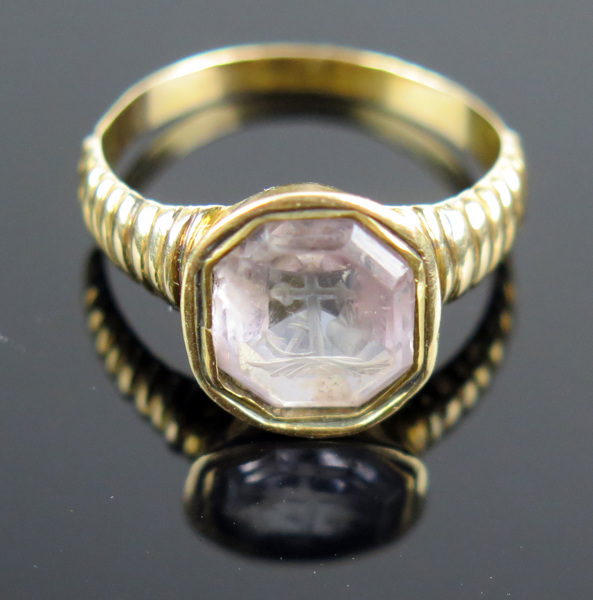 Ring, 18 karat rödguld med bergkristall. 1800-talets 1 hälft eller mitt,_5956a_8d8c14e5d68f3c4_lg.jpeg
