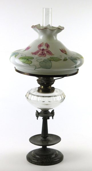 Bordsfotogenlampa, svarvad serpentinsten med metallmontage, 1800-talets 2 hälft, vitopak glasskärm med målad blomdekor,_6026a_8d8c222b3ce6010_lg.jpeg