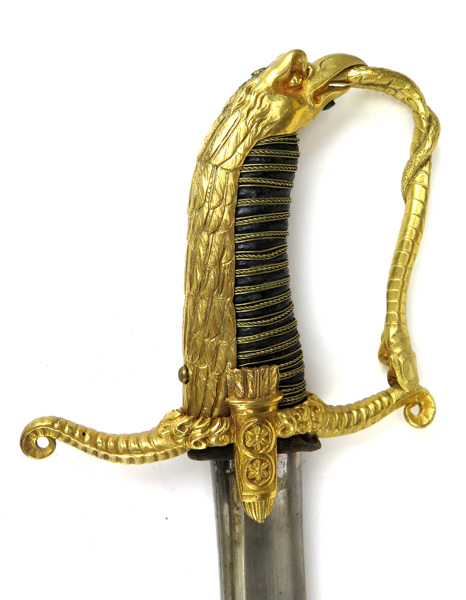 Sabel i balja, M/cirka 1810 för officer vid Artilleriet, fäste i form av örnhuvud hållandes tvinnad orm, styrskenor i form av pilkoger, _6512c_8d8d0350ef58ac8_lg.jpeg