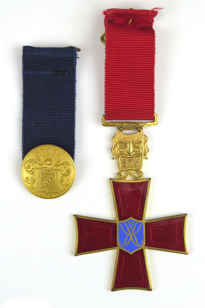 Medaljer, 2 st, förgylld metall (1 med emalj), Sällskapet Thalias Vänner, Norrköping,_6593a_8d8d1cf61f57b5c_lg.jpeg