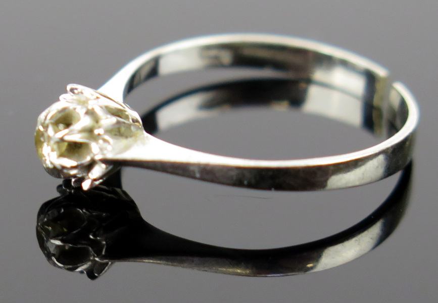 Ring, 18 karat vitguld med 1 briljantslipad diamant om cirka 0,04 carat, vikt 1,4 gram_6718a_8d8d40c1999adb1_lg.jpeg