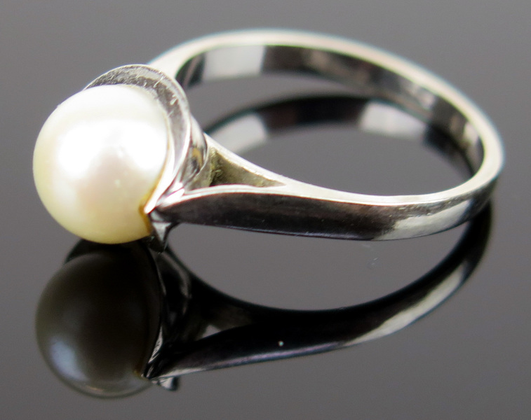 Ring, 18 karat vitguld med pärla, vikt 3 gram, _6720a_8d8d40c4131b7c5_lg.jpeg
