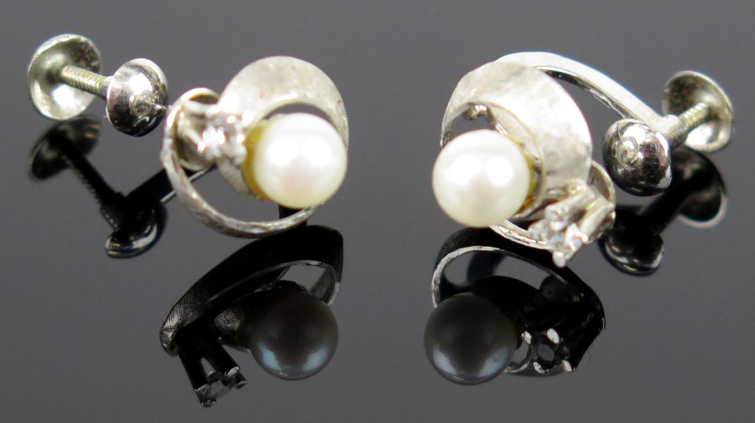 Örhängen, 1 par, 18 karat vitguld med pärlor och vita stenar, total vikt 2,7 gram_6746a_8d8d4200253189c_lg.jpeg
