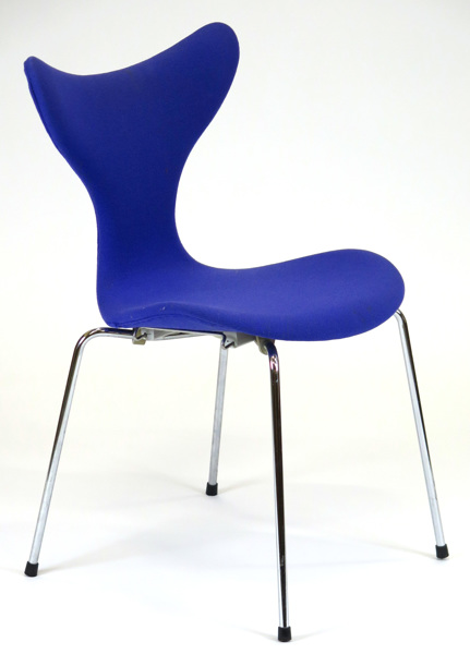 Jacobsen, Arne för Fritz Hansen, stol, böjträ med blå textilklädsel på kromade ben, Måsen,_6807a_lg.jpeg