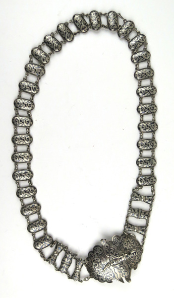 Bälte med spänne, silver med niellodekor, Ryssland, sekelskiftet 1900, bältesprint i form av kindjal, _6898a_lg.jpeg