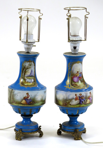 Bordslampor, 1 par, porslin med bronsmontage, Frankrike, 1900-talets början, polykrom och förgylld dekor mot fond i bleu royale,_7036a_lg.jpeg