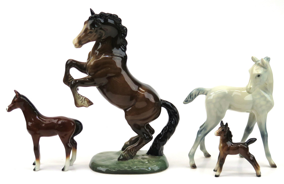 Figuriner, 4 st, glaserat flintgods, bl a Beswick, stående hästar, _7314a_8d8e2fd199638f4_lg.jpeg