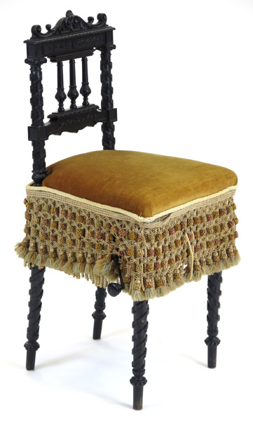 Mekanisk stol, svarvat och svärtat trä med gul plyschklädsel och flätade fransar, Hermann Böhme, Riesbach, Zürich, 1800-talets slut,_7525a_lg.jpeg