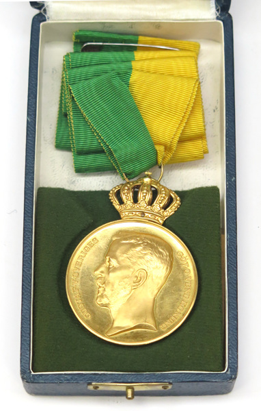 Medalj, 23 k rödguld (kronan i 18 k), Kungliga Patriotiska sällskapets stora belöningsmedalj i guld (PatrSstGM) av 1:a (=11:e) storleken, guldvikt cirka 41,5 gr, _8000a_8d8faa7bcabb133_lg.jpeg