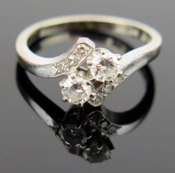 Ring, 18 karat vitguld med 2 briljantslipade diamanter om totalt cirka 0,34 carat och 6 åttkantslipade- om totalt cirka 0,06 carat, totalt 0,40 carat enligt gravyr,_8035a_lg.jpeg