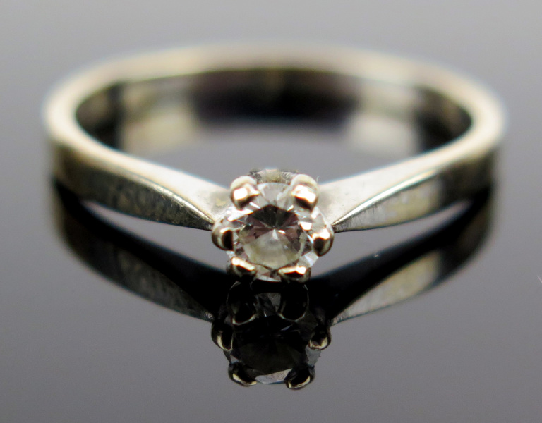 Ring, 18 karat vitguld med 1 briljantslipad diamant om 0,18 carat enligt gravyr, vikt 1,9 gram,_8037a_lg.jpeg
