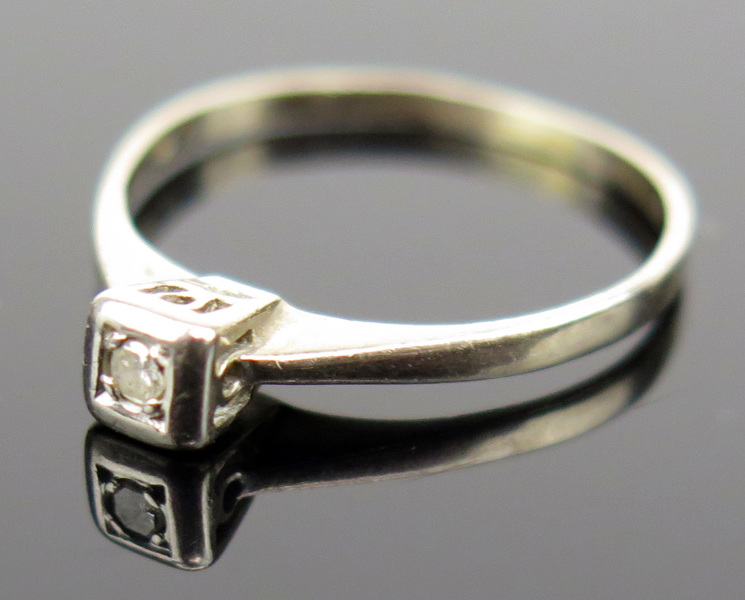 Ring, 18 karat vitguld med 1 åttkantslipad diamant, vikt 1 gram,_8038a_lg.jpeg