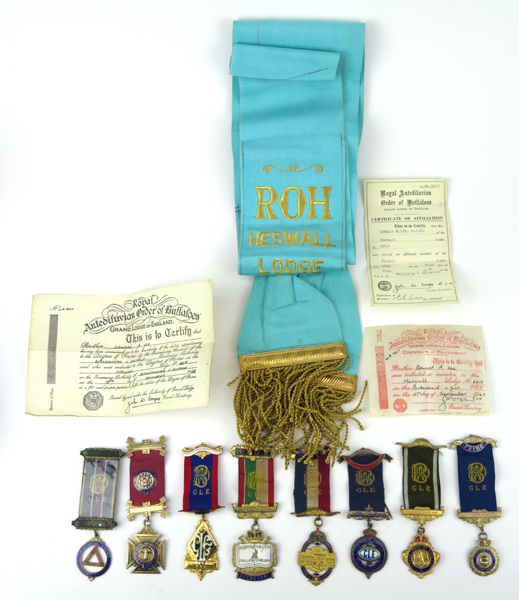 Parti medaljer mm, The Royal Antediluvian Order of Buffaloes, 8 medaljer (delvis silver) axelband mm,_8452a_lg.jpeg