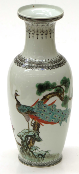 Vas, porslin, Kina, 1900-talets slut, polykrom dekor av påfågel på klippformation, skrivtecken mm, _8517a_8d903fef28ace11_lg.jpeg
