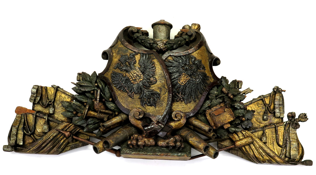 Krön, skuren, bemålad och förgylld ek, 17-1800-tal, dekor av ättens Habsburg-Lothringen vapen (kejsare av Österrike, kung av Ungern), vapentroféer mm,_8774a_8d90d6e7b69ceec_lg.jpeg