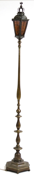 Golvlampa, mässing med bärnstensfärgat glas, renässansstil, 1900-talets början, _8808a_8d90ee9a7994f4f_lg.jpeg
