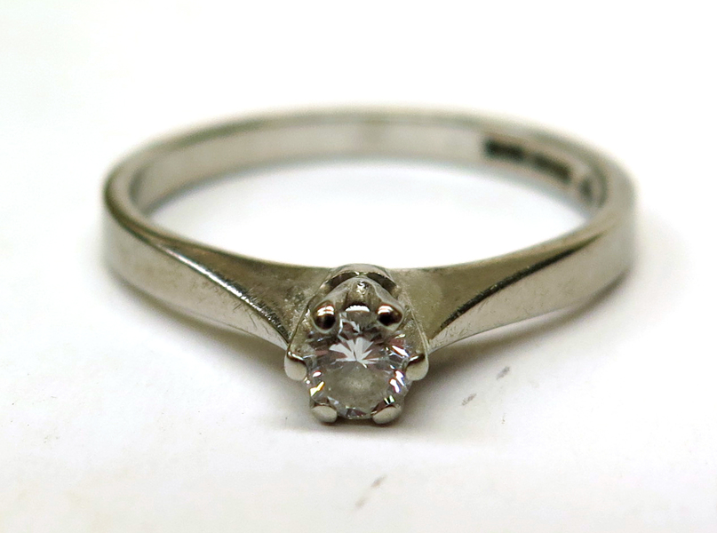 Ring, 18 karat vitguld med 1 briljantslipad diamant _883a_lg.jpeg