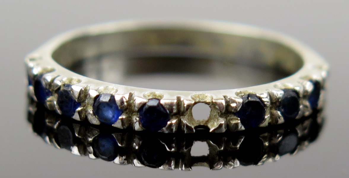 Ring, 18 karat vitguld med safirer, vikt 1,9 gram,_8832a_8d90f1655a6457e_lg.jpeg