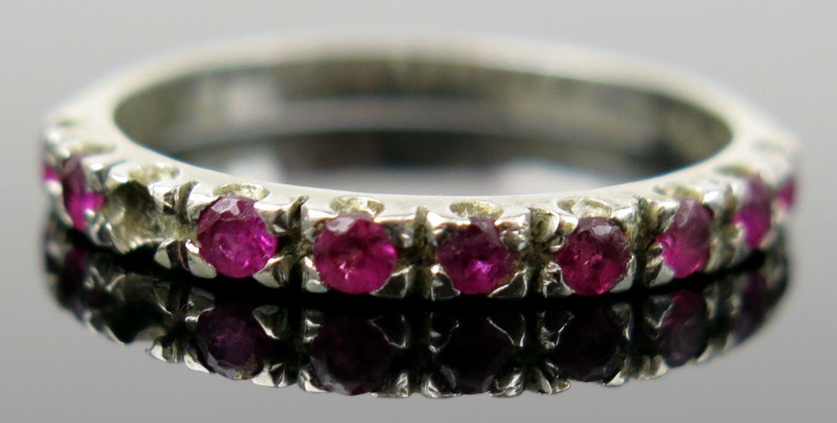 Ring, 18 karat vitguld med rubiner, vikt 2,1 gram,_8833a_8d90f166afb3cba_lg.jpeg
