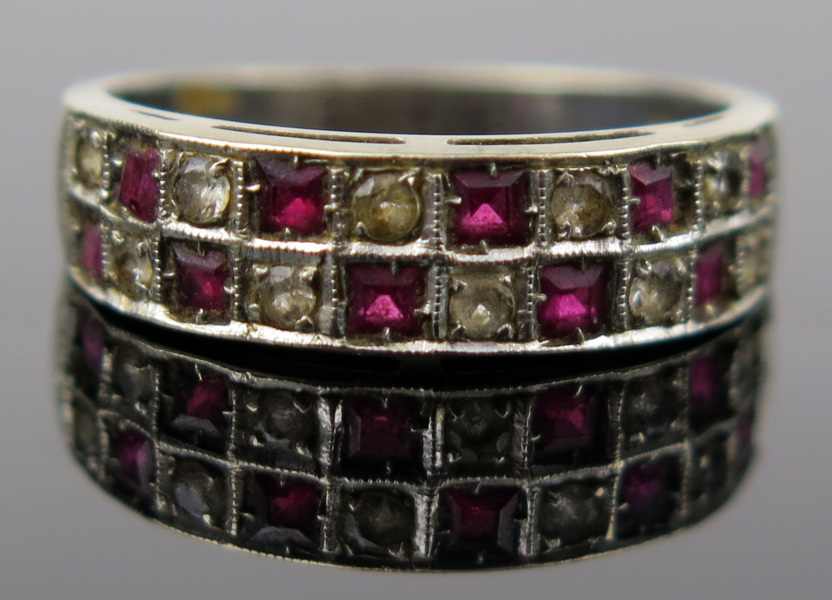 Ring, 18 karat vitguld med rubiner och vita safirer(?), vikt 3,5 gram_8834a_8d90f16a0be7ea6_lg.jpeg