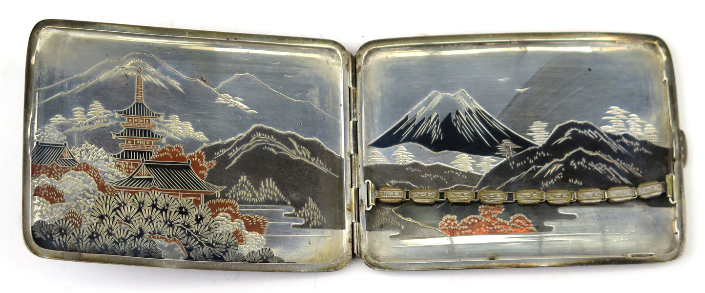 Cigarettetui, 950/1000 silver, Japan, 1900-talets mitt, niellerad och bronserad dekor av Mount Fuji och tempelbyggnad,_8844a_8d90fd5f3bd5fd4_lg.jpeg