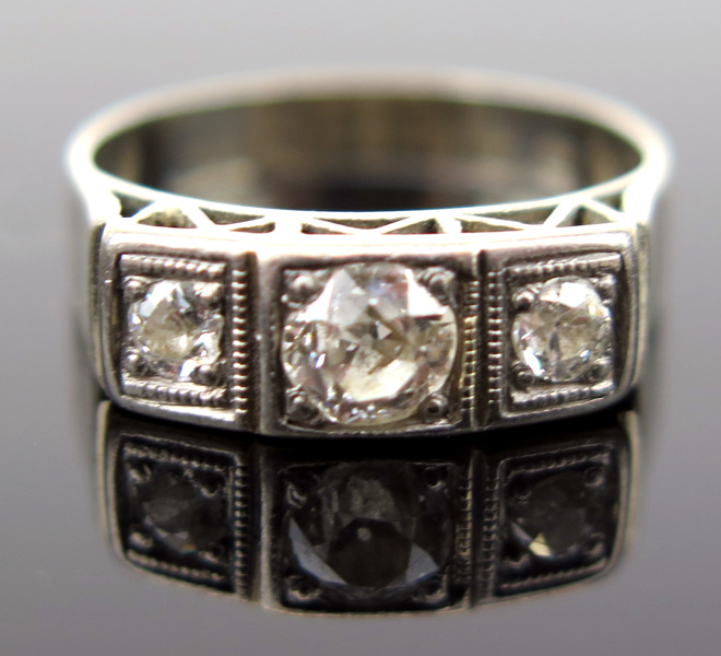 Ring, 18 karat vitguld med 2 + 1 briljantslipad diamant om totalt cirka 0,5 carat, vikt 3,1 gram_8859a_8d9107f2e304efd_lg.jpeg