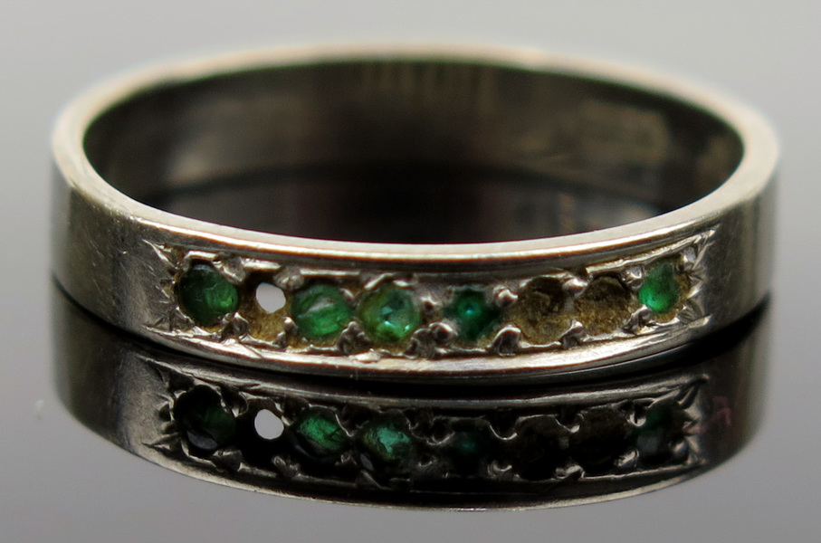 Ring, 18 karat vitguld med gröna stenar, vikt 2,9 gram,_8862a_8d9109a659c9766_lg.jpeg