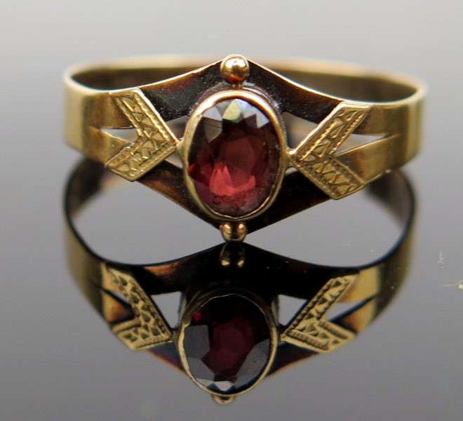 Ring, 18 karat rödguld med facettslipad rubin, vikt 1,2 gram,_8881a_8d910a93fa7708c_lg.jpeg