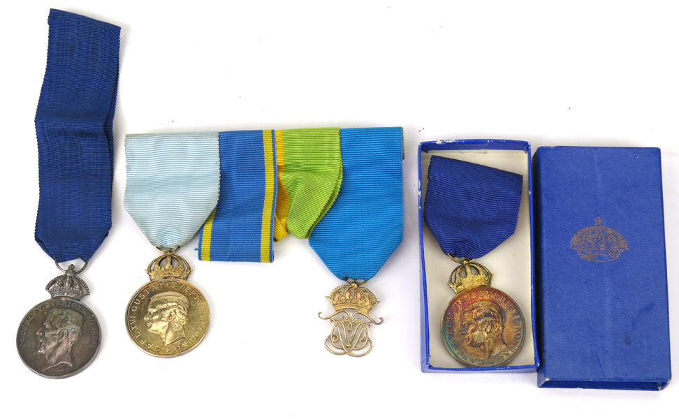 Medaljer, 4 stycken, silver (3 förgyllda) 3 st, Hans Majestät Konungens Medalj av VIII:e storleken i Serafimerordens band repsektive högblått band (den så kallade Hovmedaljen), _9009a_8d9187ff1a4d277_lg.jpeg