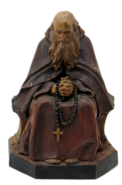 Kaslatter-Bernardi, Katharina, skulptur, delvis bemålat trä, sittande kappuccinermunk med radband,_9012a_8d91916a962073f_lg.jpeg