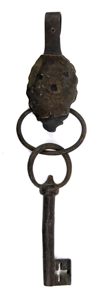 Nyckel med bälteskrok, smide och mässingsbleck, barock, 1600-tal, _9058a_8d91946d4ec726a_lg.jpeg