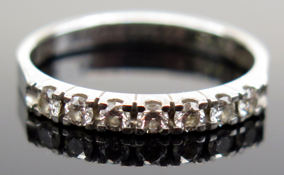 Ring, 18 karat vitguld med 7 briljantslipade diamanter om totalt 0,35 carat enligt gravyr, vikt 3,2 gram_9123a_8d91ac5e12027df_lg.jpeg