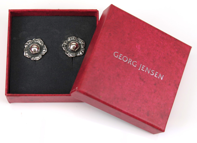 Georg Jensen design group, öronclips, 1 par, sterlingsilver, blomformade, "Heritage", årssmycket år 2002,_9619a_lg.jpeg
