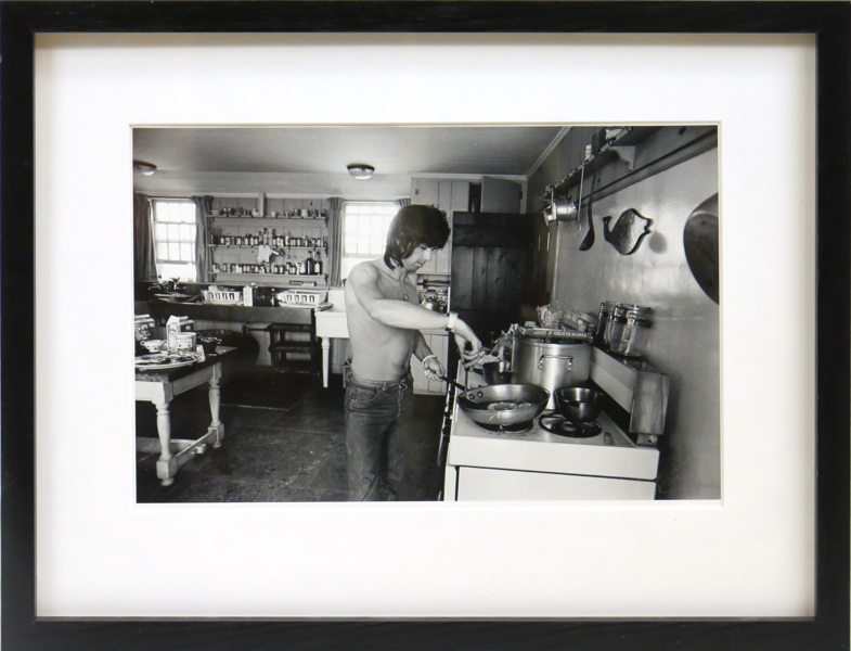 Regan, Ken, silvergelatinfoto, "Keith Richard's cooking in Andy Warhol’s kitchen", _9869a_8d9211236f540e1_lg.jpeg